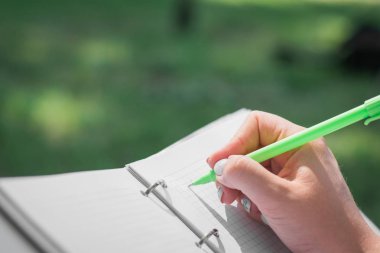 not defterine kalem yazan kızlar elleri