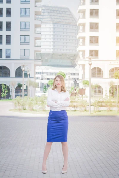 Elegante mujer de negocios en falda azul posando en las calles de la ciudad — Foto de Stock