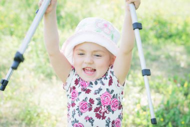 Küçük Mutlu Kız Yeşil Çayır Alanı