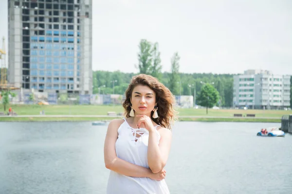 Portrait de femme, fond d'étang de la ville — Photo