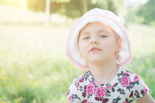 Foto de una niña sonriente en el parque — Foto de Stock