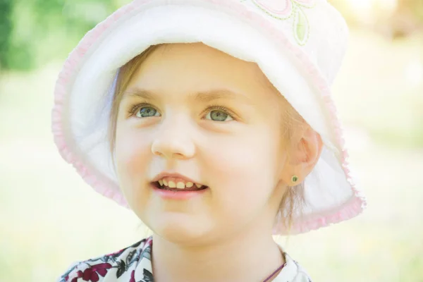 Retrato pequeña linda hija en el parque — Foto de Stock