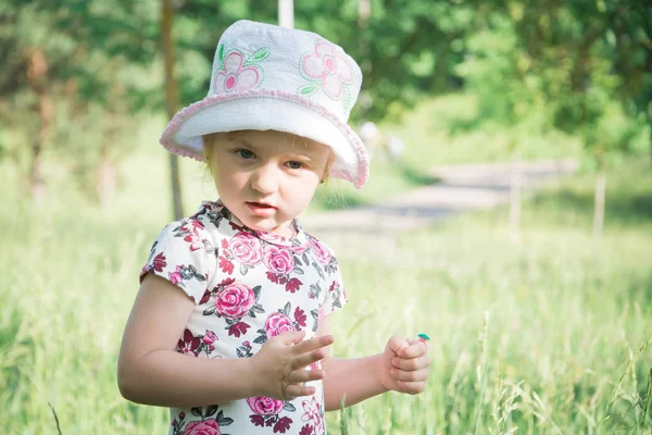 Linda niña en el prado en el día de verano — Foto de Stock