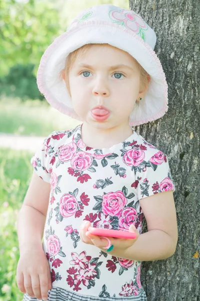Portret van aantrekkelijke Kaukasische weinig schattig meisje — Stockfoto