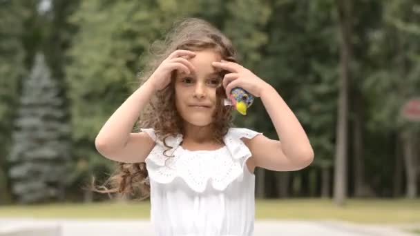 Retrato Uma Linda Menina Seis Anos Parque Cidade — Vídeo de Stock