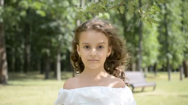 Lindo Retrato Niña Años Edad Está Pie Mirando Cámara Parque — Vídeo de stock