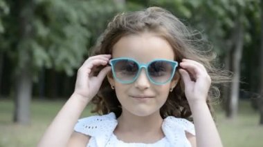 park hd stok görüntüleri güneş gözlüğü güzel küçük kız altı yaşında portre