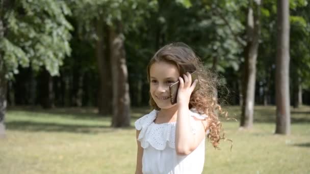 Portret Pretty Little Girl Dziecko Rozmawia Telefon Komórkowy Miejskim Parku — Wideo stockowe