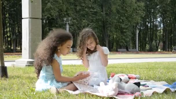 Duas Lindas Meninas Cinco Anos Jogam Parque Grama Verde Dia — Vídeo de Stock