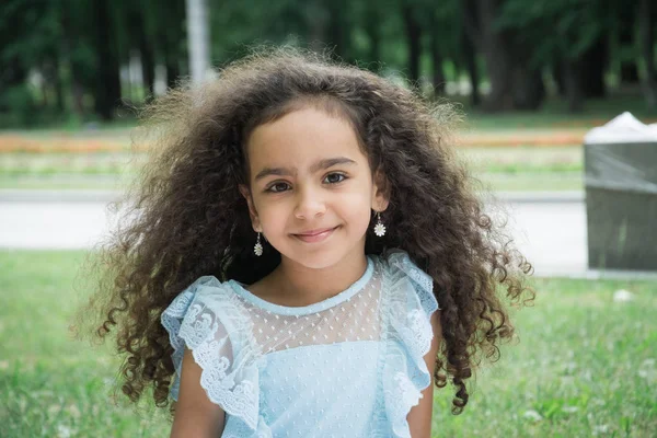 Schattig klein meisje portret — Stockfoto