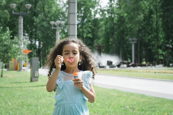 Niña con burbujas de jabón — Foto de Stock