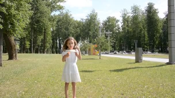 Twee Kleine Kinderen Meisje Meisje Spelen Buitenshuis Blazen Zeepbellen Stedelijk — Stockvideo