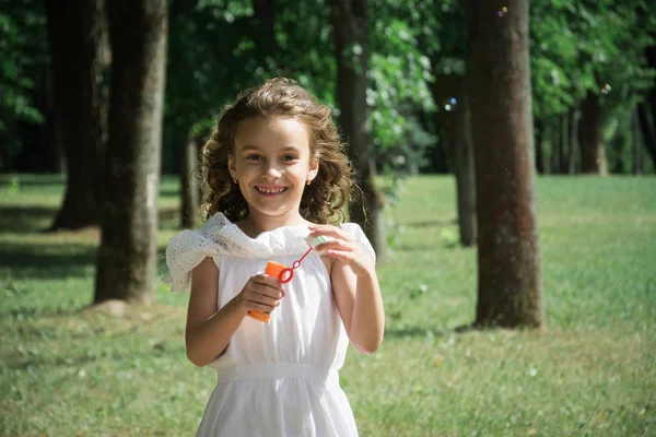 Niño feliz en el parque de verano — Foto de Stock