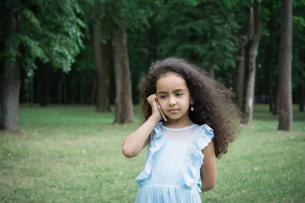 Retrato al aire libre de niña feliz 5-6 años hablando por teléfono — Foto de Stock