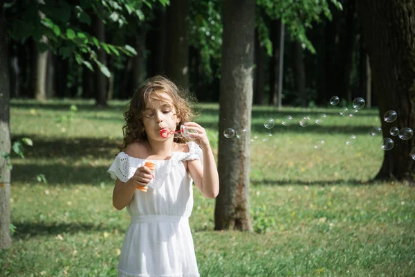 Jabón burbuja niña — Foto de Stock