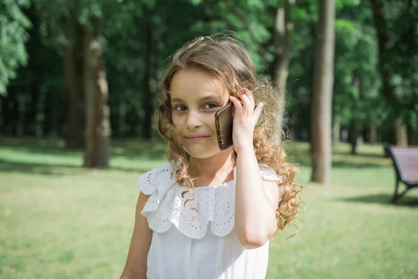 Petite belle fille parler au téléphone — Photo