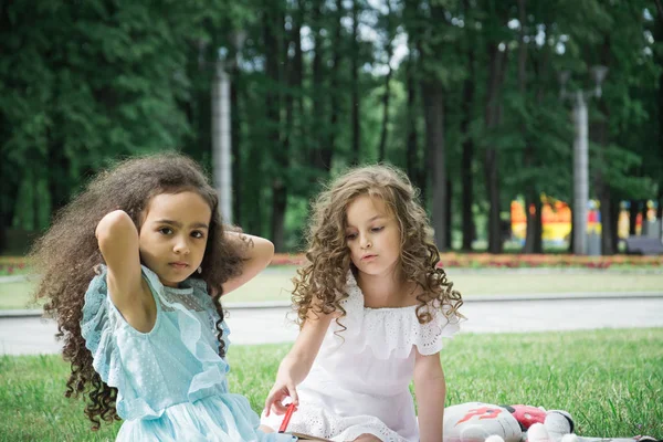 Retrato de dos niñas jugando en el parque — Foto de Stock
