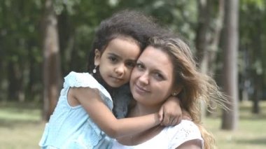 Anne ve kızı portre hd görüntüleri
