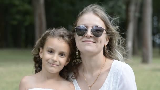美丽的母亲和她的小女儿户外高清股票镜头 — 图库视频影像