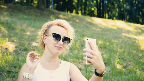 Csinos Fiatal Lány Blogger Vesz Selfie Stock Footage — Stock videók