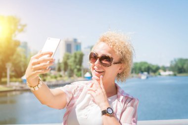 Mutlu kadın alarak selfie