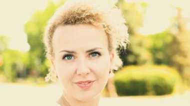 Sevimli kadın kıvırcık saç güneş gözlüğü hd stok görüntüleri yüz