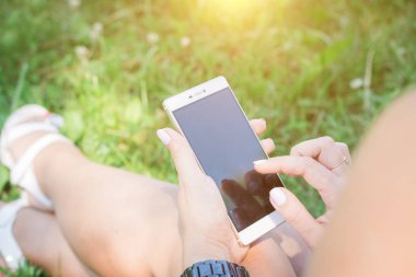 Akıllı telefon kadın ellerde açık havada