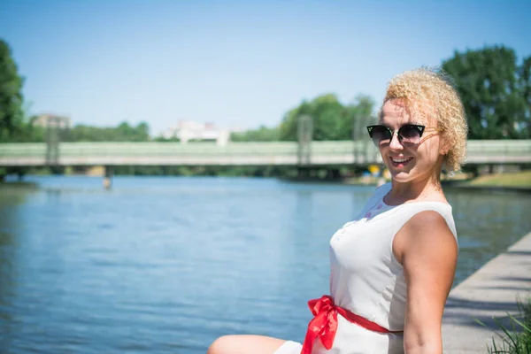 Porträt stilvolle Frau Sommer im Freien — Stockfoto