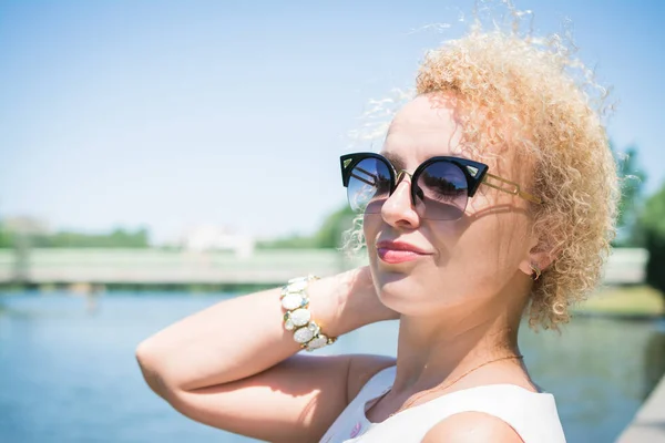 Moda joven Hipster Mujer retrato de cerca — Foto de Stock