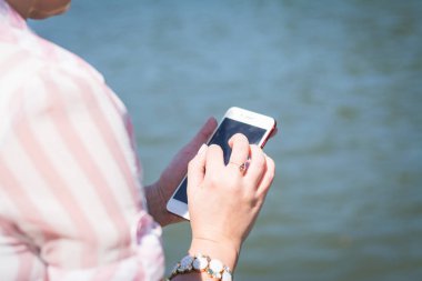 kadın eller sms yazarak