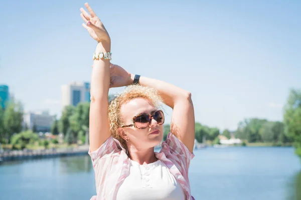 Liebenswerte blondhaarige blonde Frau, die das Leben genießt und Spaß im Resort hat — Stockfoto