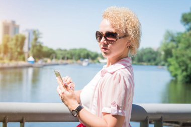 Pozitif kadın sms gönderme