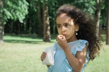 Küçük güzel kız fast food ile kızarmış patates yiyor