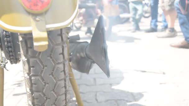Крупным планом выхлопных труб старого мотоцикла, выпускающих дым в воздух — стоковое видео