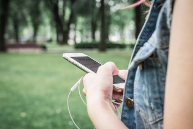 kadın eller sms yazarak