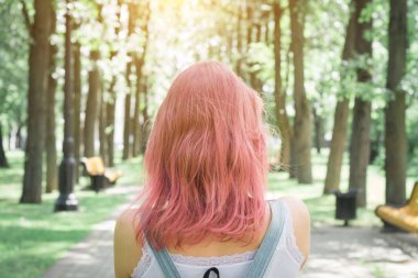 Arkadan bir hippi kız şehir sokak görünüşü