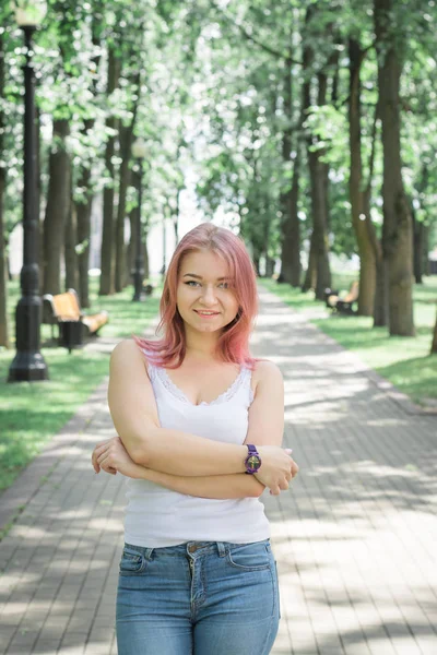 Hermosa chica caminando en senderos —  Fotos de Stock