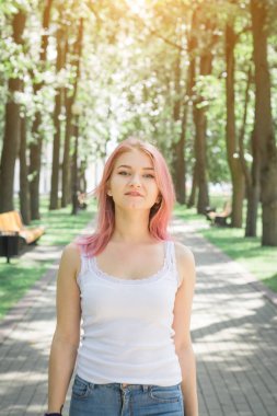 patikalarda yürüyen güzel kız