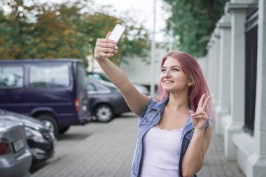 Sokakta selfie çeken kızıl kafalı hipster kızın headshot