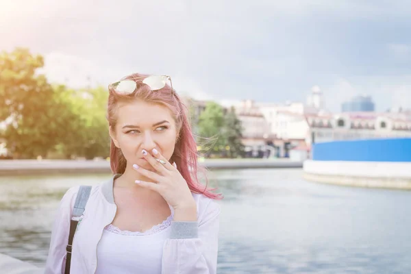 Chica fuma en las calles de la ciudad —  Fotos de Stock