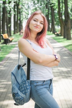 Hipster tarzı güzel genç kadının Gülümseyen yaşam tarzı portre