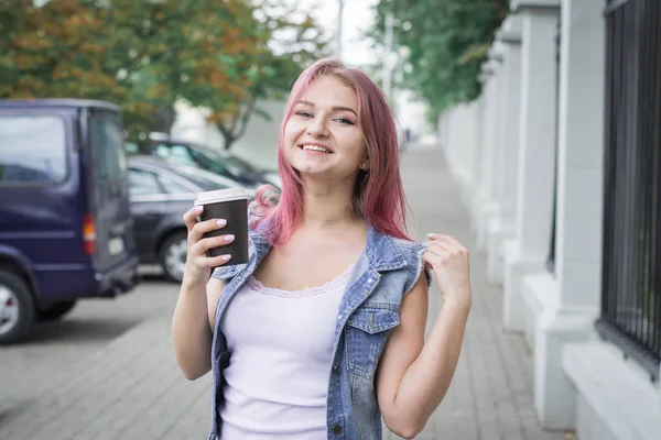 젊고 잘생긴 여자 가 시내 거리에서 커피를 마시고 있다 — 스톡 사진