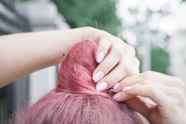 Pembe saçlı hipster baş