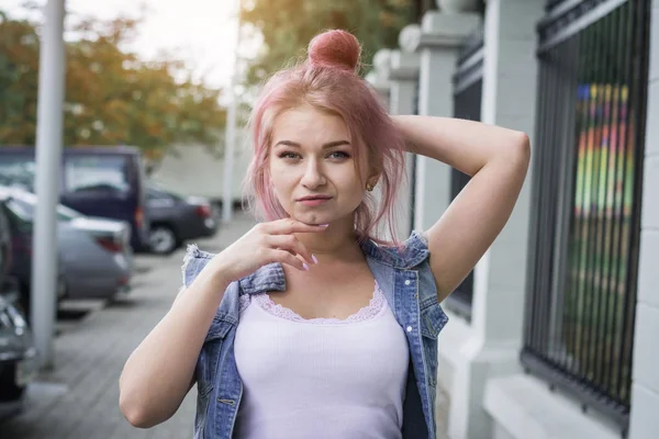 Hipster concepto de estilo de vida, hipster mujer bonita vestida con ropa de verano —  Fotos de Stock