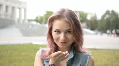 Hipster kız portre açık havada portre hava öpücük