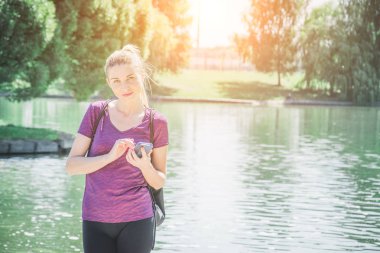 Telefon ile genç spor kadın yakın görüntü
