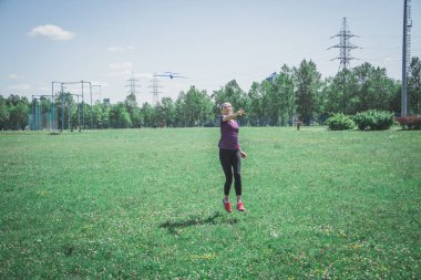 Pretty kadın bir oyuncak uçak ile oynamak