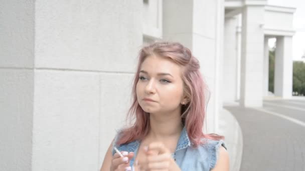 Problem med rökning bland ungdoms konceptet, vacker ung flicka röker en cigarett — Stockvideo