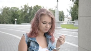 gençlik kavramı arasında sigara sorunları, güzel genç kız bir sigara içiyor