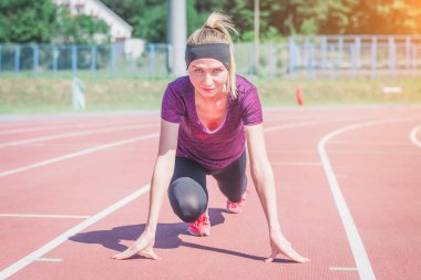 Atletik kadın koşmaya başladı